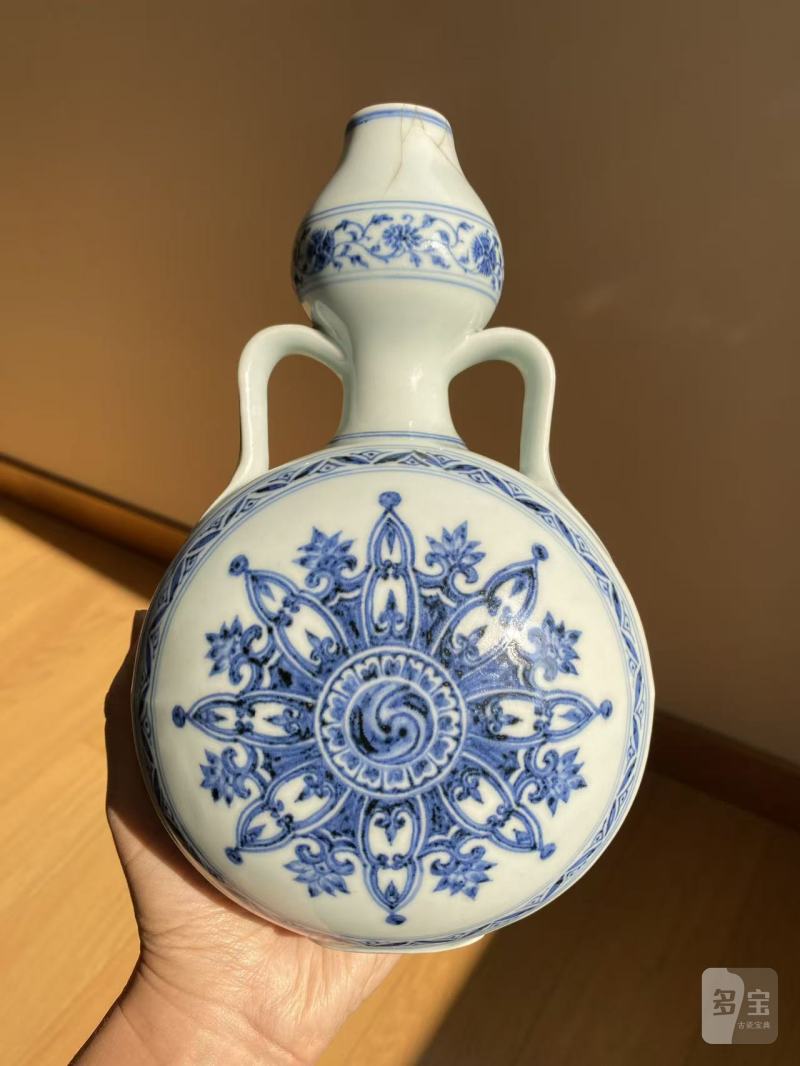 明永乐 青花绶带耳葫芦抱月瓶 - 图18